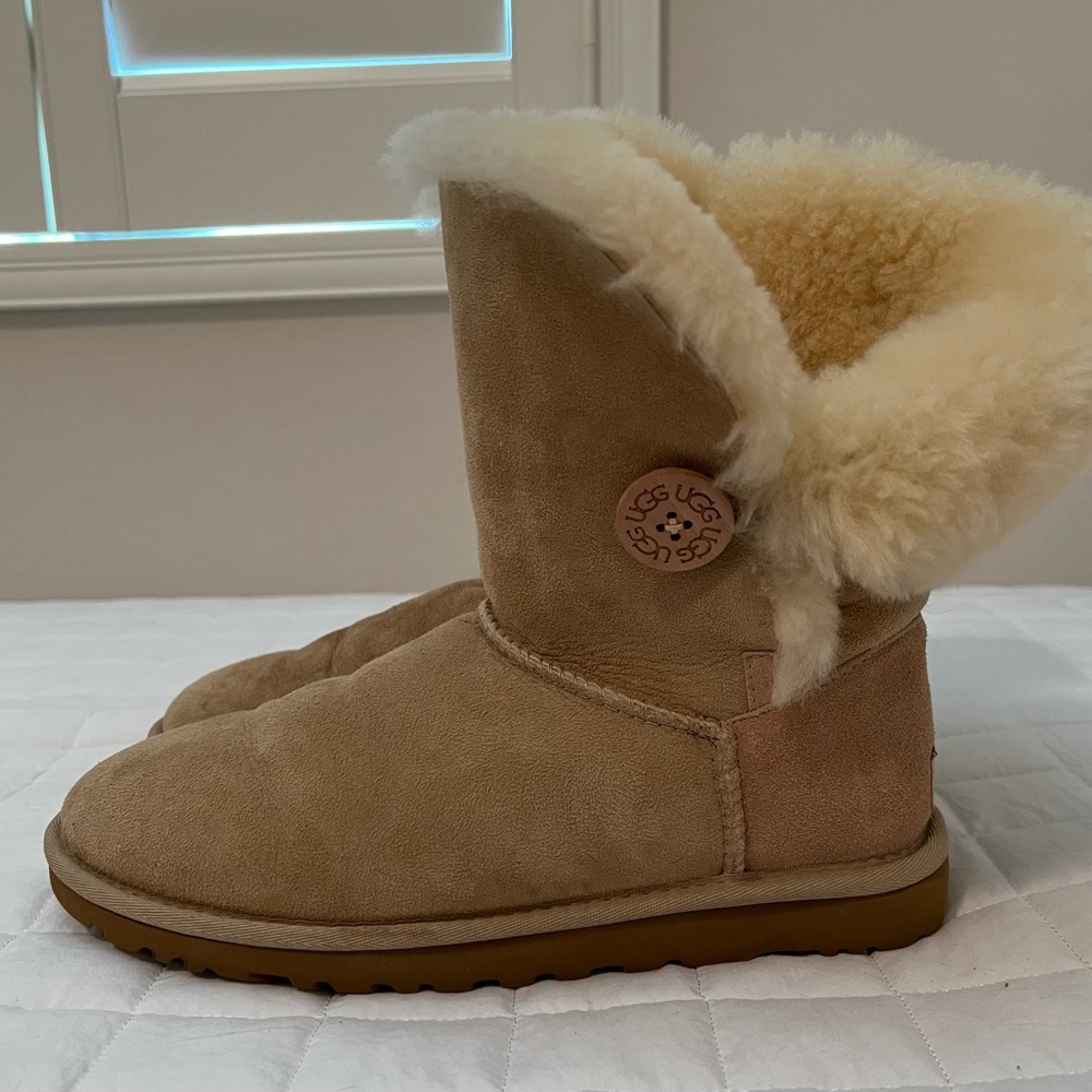 UGG Bailey Button Boots Size 8